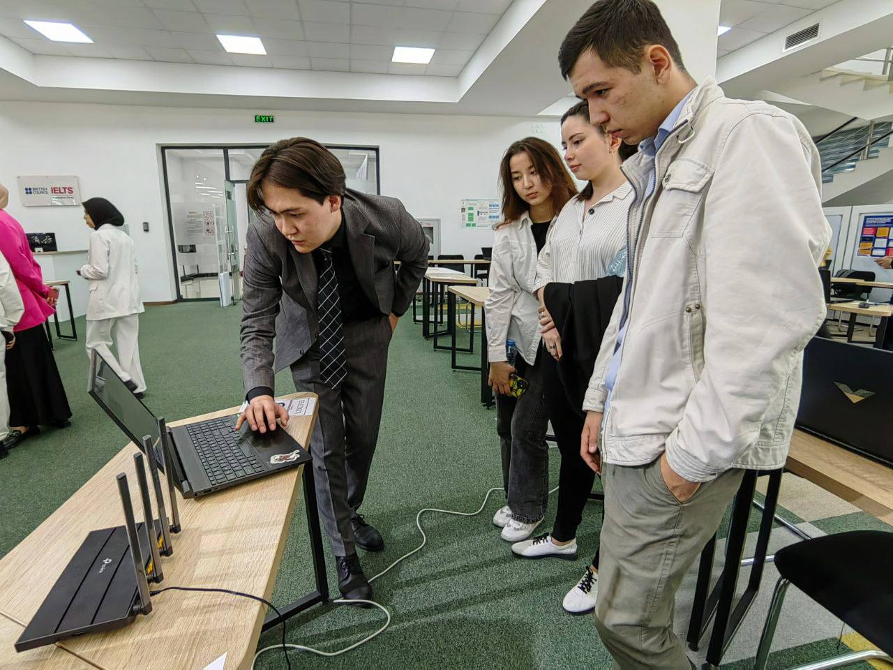 Doggy uslubidagi mini yubkalardagi qizlar Agata Muceniecening soxta porno surati